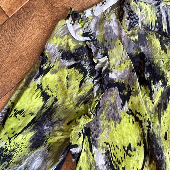 132. BCBG MAXAZRIA Elma Drape 💯 Silk Feather Print Blouse Top S - Picture 3 of 6